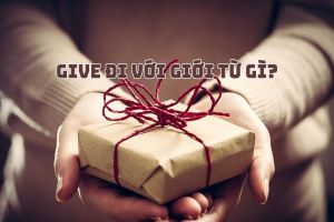 Give đi với giới từ gì? Tại sao cấu trúc give + giới từ with phổ biến nhất?